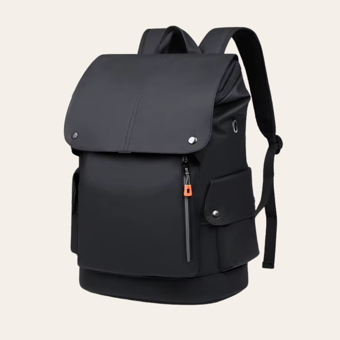 Weekend cabin backpack travel bag for men in leather.